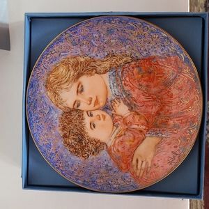 Vintage Edwin M. Knowles Edna Hibel Mothers Day 1984 plate "Abby and Lisa "